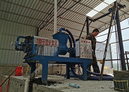 Cow dung solid-liquid separating machine